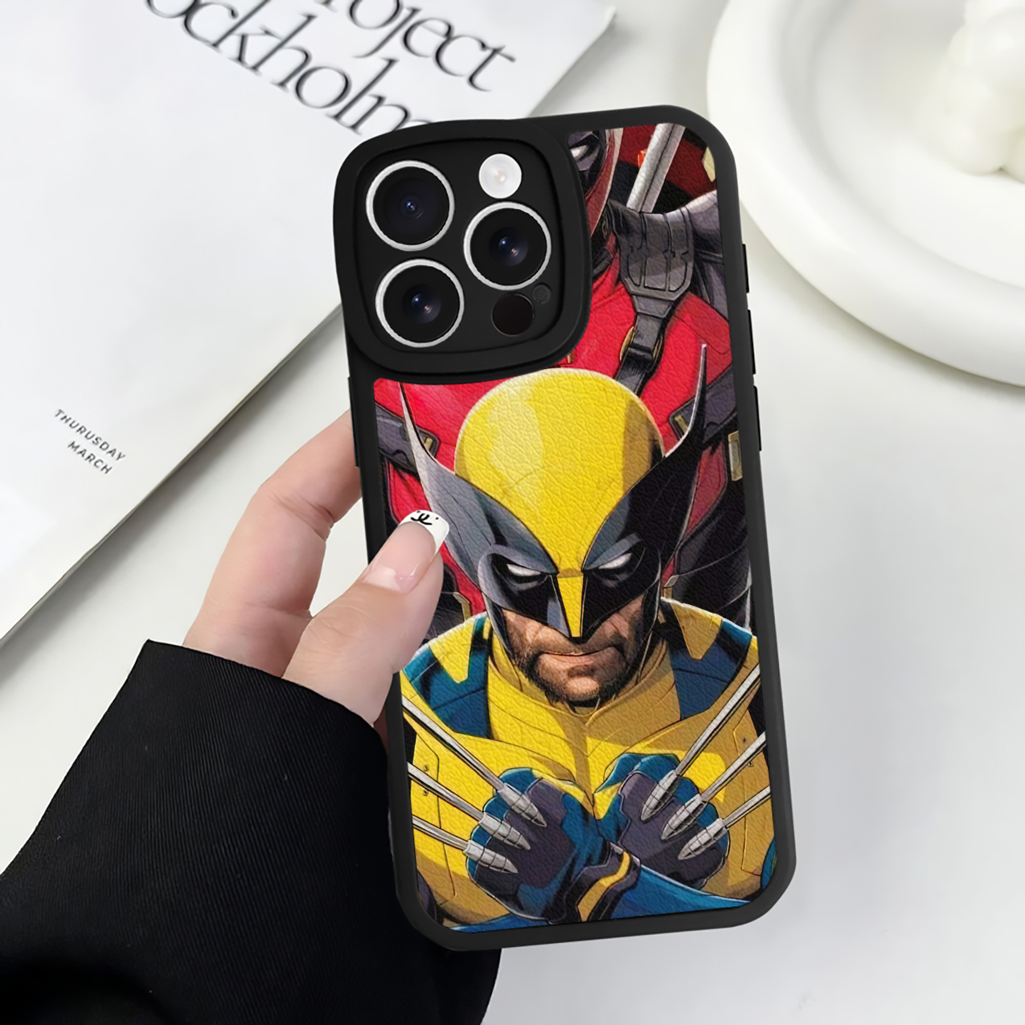 （画像用） Deadpool デッドプール 【iPhone 16シリーズ対応】シリコンスマホケース（レザー調） 材質：シリコン